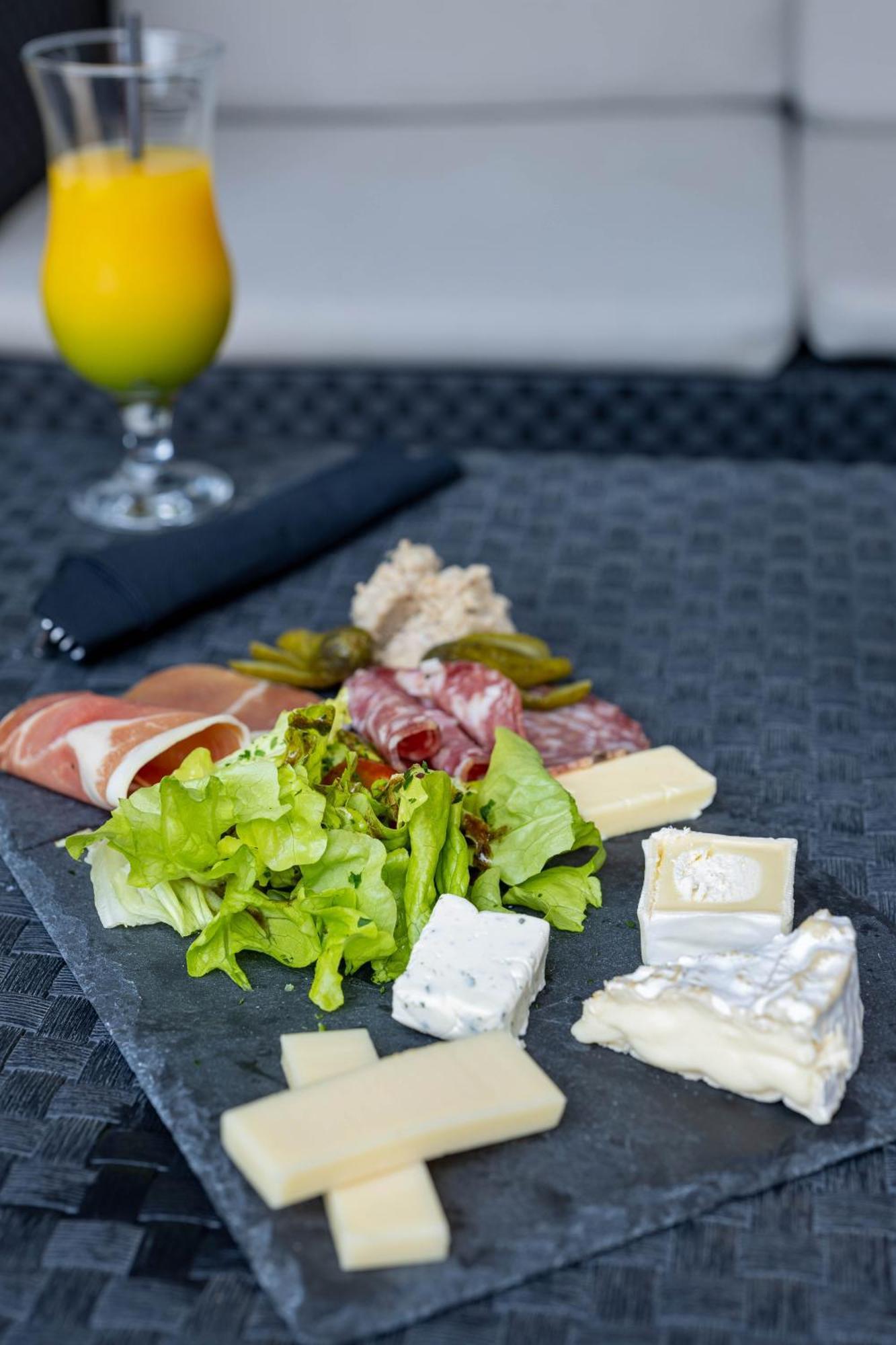 Noemys Toulon La Valette - Hotel Restaurant Avec Piscine エクステリア 写真